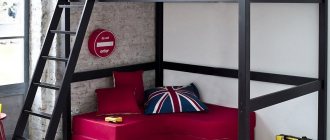 Двухъярусная кровать позволяет использовать комнату с пользой