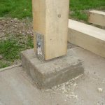 Как установить деревянный столб на бетонное основание?