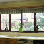 Рулонные шторы в интерьере кухни - фото 2