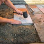 Composition and preparation of sand-cement mixture for laying paving slabs